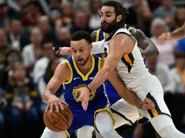 Ricky Rubio intenta robar el balón a Stephen Curry Ricky Rubio intenta robar el balón a Stephen Curry