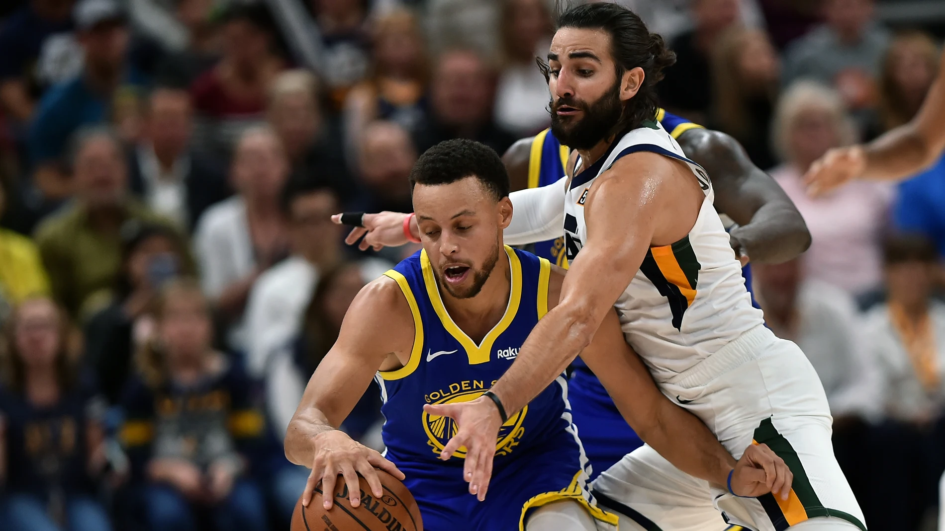 Ricky Rubio intenta robar el balón a Stephen Curry Ricky Rubio intenta robar el balón a Stephen Curry
