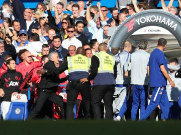 Mourinho, sujetado por los 'stewards'