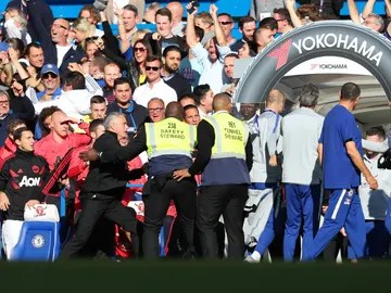 Mourinho, sujetado por los 'stewards' Mourinho, sujetado por los 'stewards'