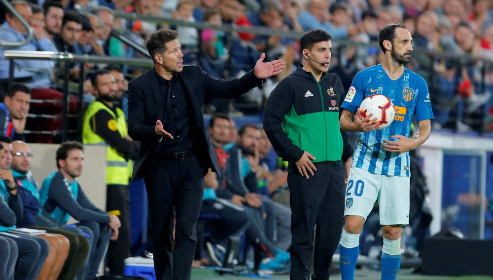 Simeone da indicaciones durante el partido contra el Villarreal