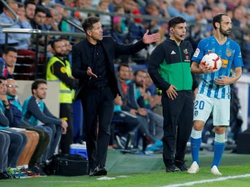 Simeone da indicaciones durante el partido contra el Villarreal