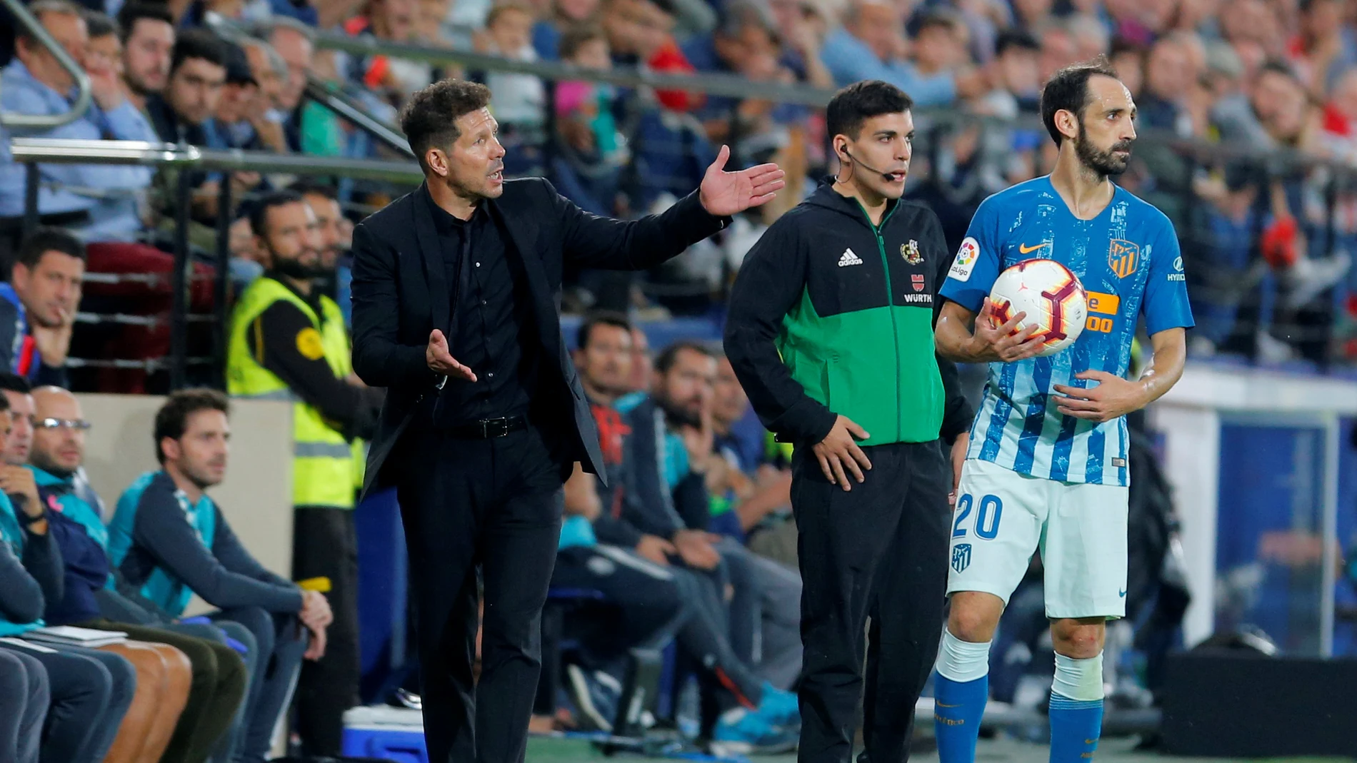 Simeone da indicaciones durante el partido contra el Villarreal Simeone da indicaciones durante el partido contra el Villarreal