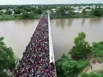 Miles de hondureños fuerzan la valla fronteriza de Guatemala y entran en México a pesar de las amenazas de Trump de no dejarles entrar en EEUU Miles de hondureños fuerzan la valla fronteriza de Guatemala y entran en México a pesar de las amenazas de Trump de no dejarles entrar en EEUU
