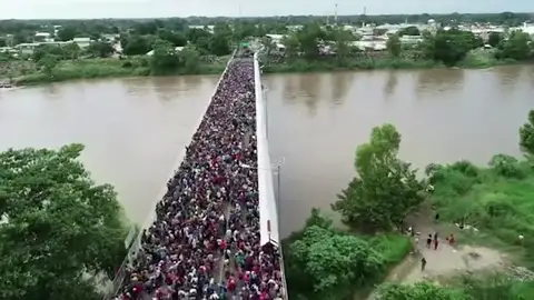 Miles de hondureños fuerzan la valla fronteriza de Guatemala y entran en México a pesar de las amenazas de Trump de no dejarles entrar en EEUU Miles de hondureños fuerzan la valla fronteriza de Guatemala y entran en México a pesar de las amenazas de Trump de no dejarles entrar en EEUU