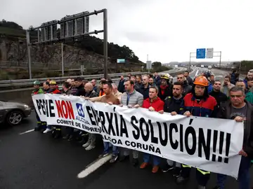 Una marcha protesta contra el cierre de Alcoa en A Coruña Una marcha protesta contra el cierre de Alcoa en A Coruña