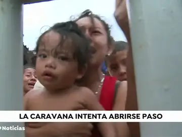 La 'caravana' de migrantes se detiene entre Guatemala y México a la espera de una estrategia oficial La 'caravana' de migrantes se detiene entre Guatemala y México a la espera de una estrategia oficial