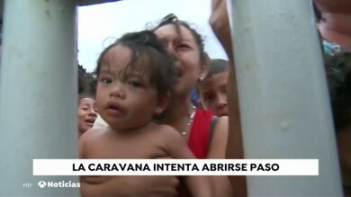  La 'caravana' de migrantes se detiene entre Guatemala y México a la espera de una estrategia oficial
