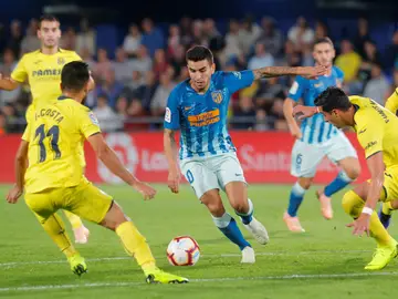 Correa intenta zafarse de la defensa del Villarreal Correa intenta zafarse de la defensa del Villarreal