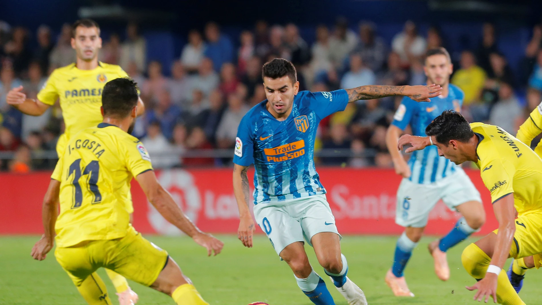 Correa intenta zafarse de la defensa del Villarreal Correa intenta zafarse de la defensa del Villarreal