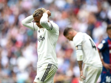 Mariano se lleva las manos a la cabeza durante el partido contra el Levante