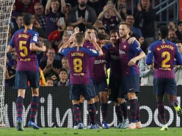 Los jugadores del Barça celebran uno de los goles contra el Sevilla