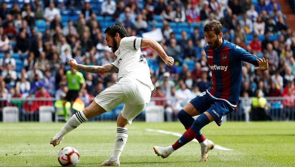 Momento del partido entre el Real Madrid y el Levante