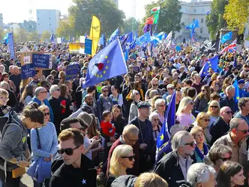 Miles de personas marchan en Londres para exigir un segundo referéndum sobre el 'brexit' Miles de personas marchan en Londres para exigir un segundo referéndum sobre el 'brexit'