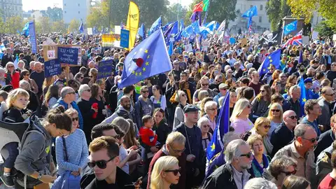 Miles de personas marchan en Londres para exigir un segundo referéndum sobre el 'brexit' Miles de personas marchan en Londres para exigir un segundo referéndum sobre el 'brexit'