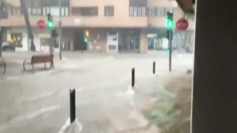 Alerta roja en Tavernes tras una tromba que ha dejado 170 litros por metro cuadrado Alerta roja en Tavernes tras una tromba que ha dejado 170 litros por metro cuadrado