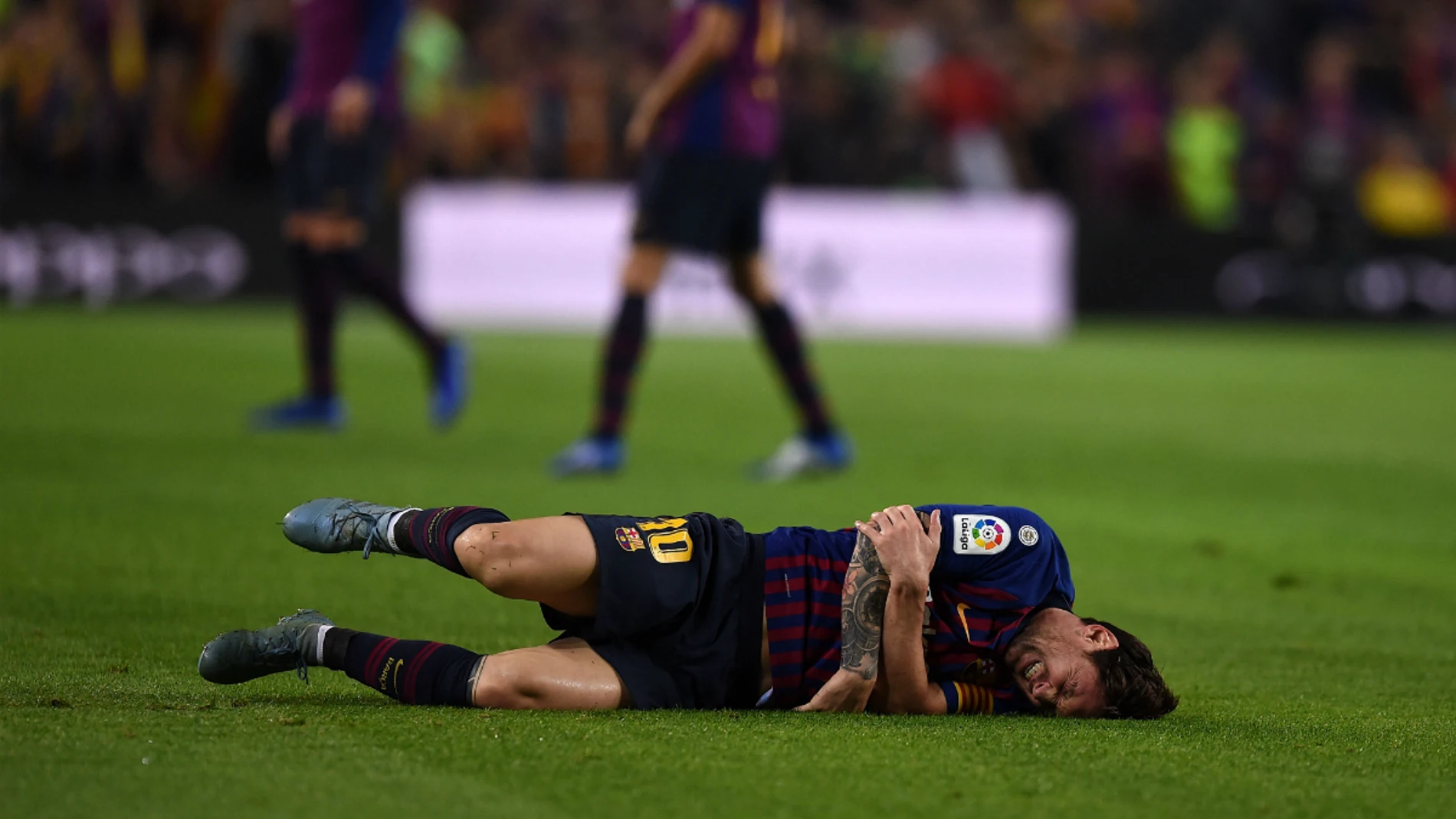 Lionel Messi, tendido en el suelo Lionel Messi, tendido en el suelo