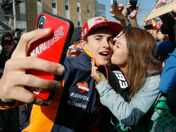 Márquez se hace un 'selfie' con una apasionada fan Márquez se hace un 'selfie' con una apasionada fan