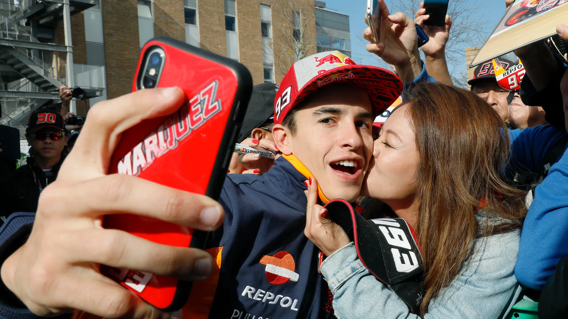 Márquez se hace un 'selfie' con una apasionada fan Márquez se hace un 'selfie' con una apasionada fan