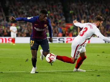 Dembelé intenta regatear en el partido contra el Sevilla Dembelé intenta regatear en el partido contra el Sevilla