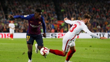 Dembelé intenta regatear en el partido contra el Sevilla
