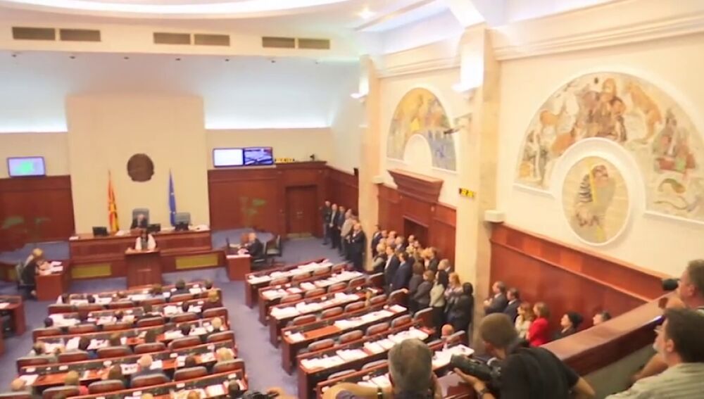 El Parlamento macedonio aprueba el cambio de nombre del país