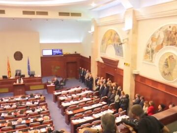 El Parlamento macedonio aprueba el cambio de nombre del país