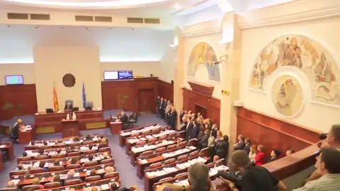El Parlamento macedonio aprueba el cambio de nombre del país El Parlamento macedonio aprueba el cambio de nombre del país