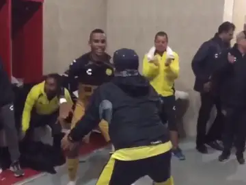 Maradona baila con sus jugadores del Dorados de Sinaloa Maradona baila con sus jugadores del Dorados de Sinaloa
