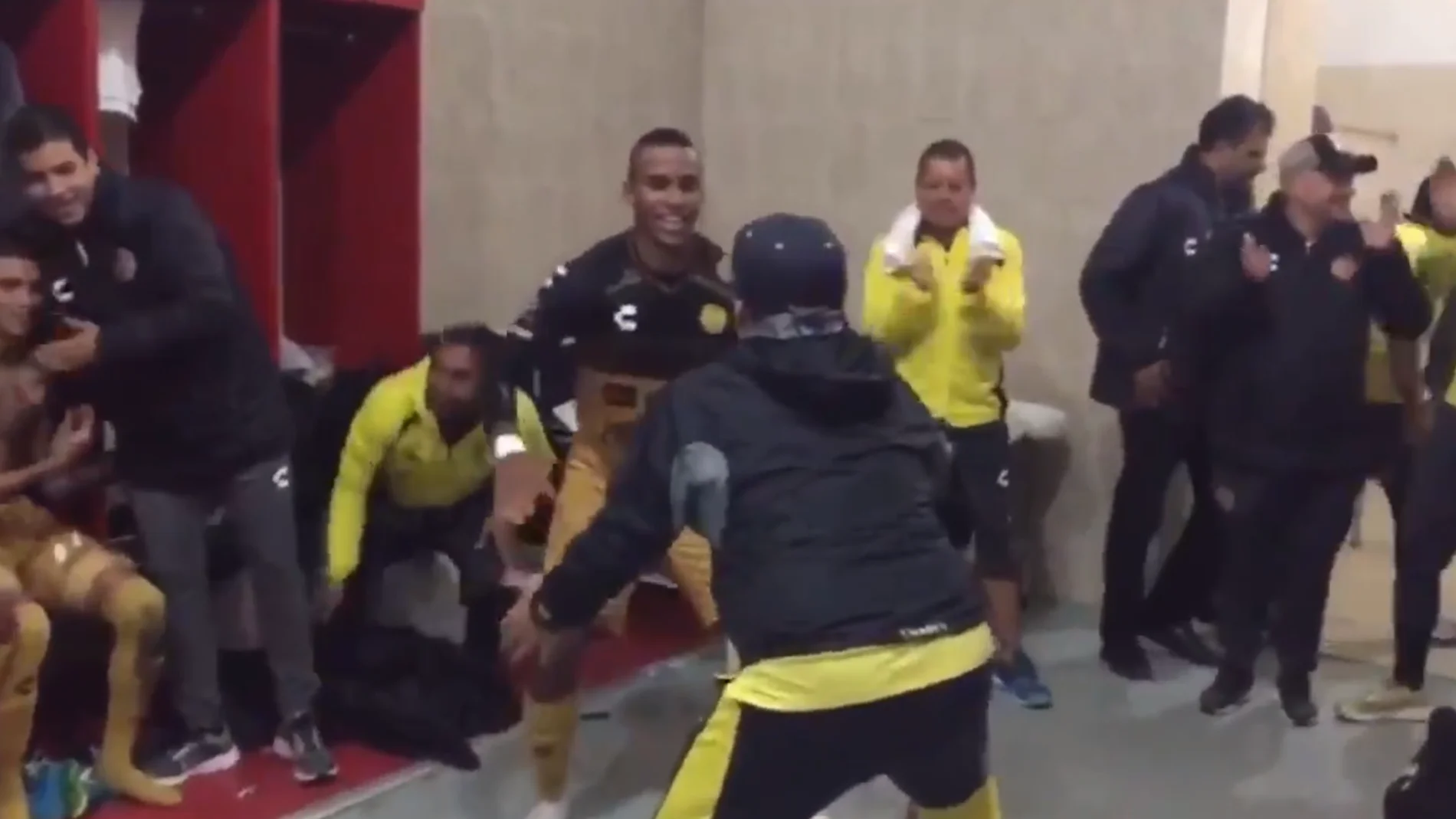 Maradona baila con sus jugadores del Dorados de Sinaloa Maradona baila con sus jugadores del Dorados de Sinaloa