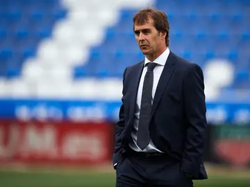 Julen Lopetegui, pensativo antes de un partido Julen Lopetegui, pensativo antes de un partido