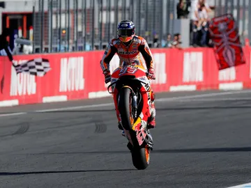 Marc Márquez celebra su séptimo título de motociclismo Marc Márquez celebra su séptimo título de motociclismo