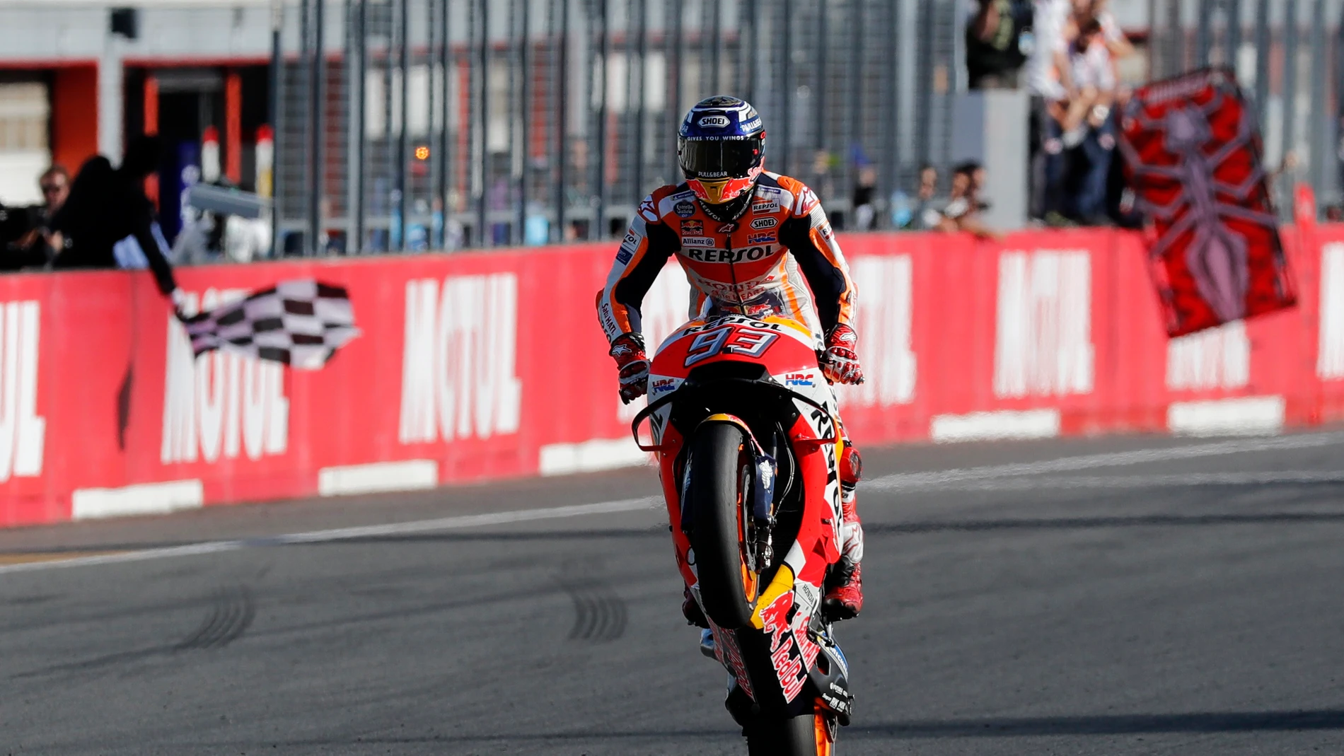 Marc Márquez celebra su séptimo título de motociclismo Marc Márquez celebra su séptimo título de motociclismo