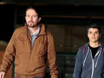 El líder de Podemos, Pablo Iglesias, acompañado por la diputada de En Comú Podem en el Congreso, Lucía Martín El líder de Podemos, Pablo Iglesias, acompañado por la diputada de En Comú Podem en el Congreso, Lucía Martín