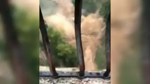 Un enorme torrente cae por las calles de Ronda tras las intensas lluvias Un enorme torrente cae por las calles de Ronda tras las intensas lluvias