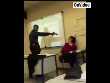 Graban a un joven de 16 años amenazando a su profesora con una pistola para que le quitara la falta por llegar tarde a clase Graban a un joven de 16 años amenazando a su profesora con una pistola para que le quitara la falta por llegar tarde a clase