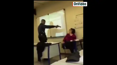 Graban a un joven de 16 años amenazando a su profesora con una pistola para que le quitara la falta por llegar tarde a clase Graban a un joven de 16 años amenazando a su profesora con una pistola para que le quitara la falta por llegar tarde a clase