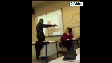 Graban a un joven de 16 años amenazando a su profesora con una pistola en medio de la clase