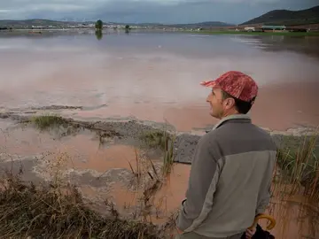 Noticias Fin de Semana (21-10-18) Un bombero muerto, jóvenes atrapados en un tejado y 500 incidencias por las fuertes lluvias en el norte de Málaga Noticias Fin de Semana (21-10-18) Un bombero muerto, jóvenes atrapados en un tejado y 500 incidencias por las fuertes lluvias en el norte de Málaga