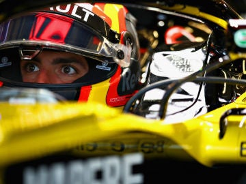 Carlos Sainz, en el 'cockpit' del Renault