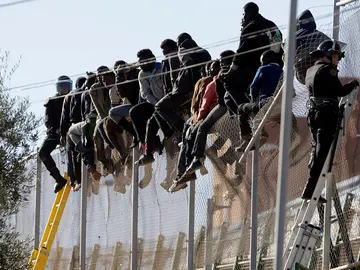Varios subsaharianos en el vallado entre Melilla y Marruecos. Varios subsaharianos en el vallado entre Melilla y Marruecos.