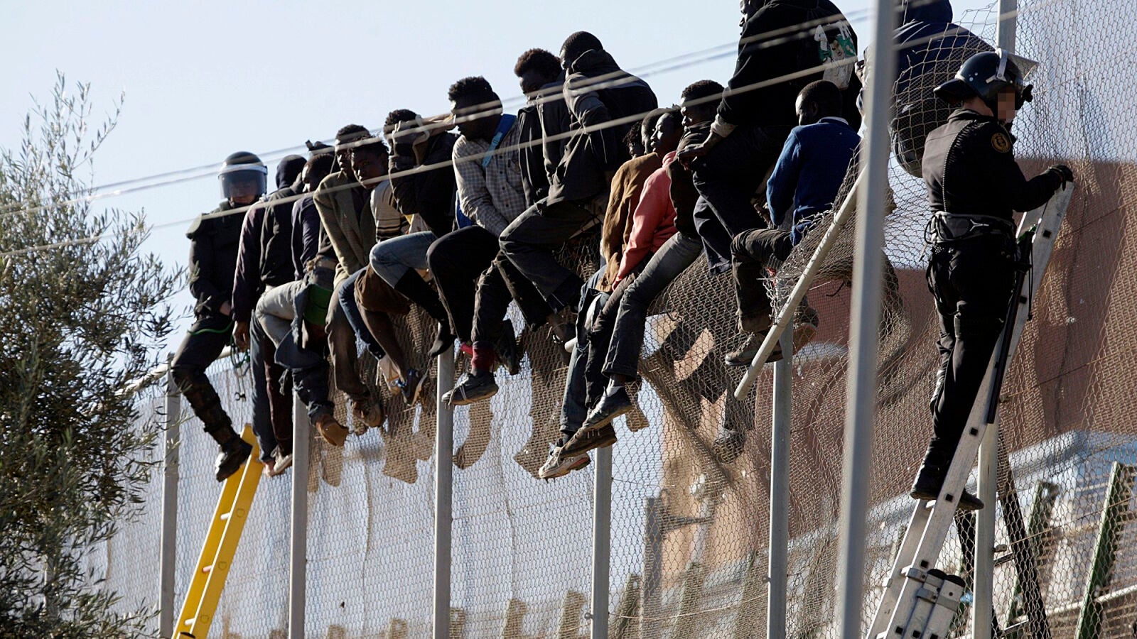 Muere un inmigrante en un nuevo salto masivo a la valla de Melilla en el que han cruzado 200 personas