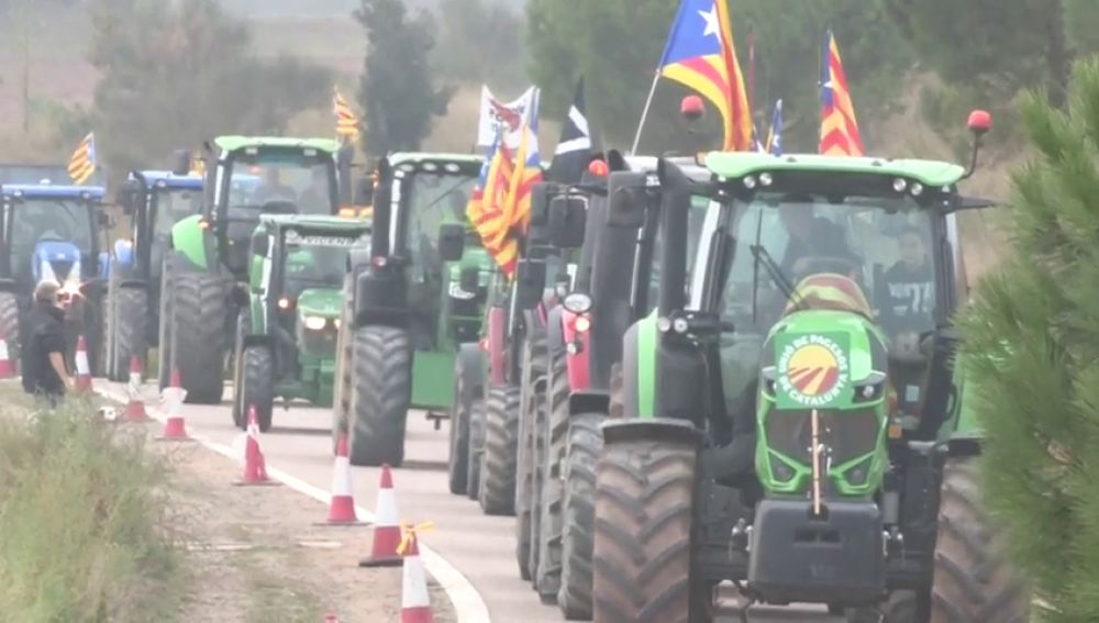 Cientos de tractores se manifestan en Lladoners para pedir la libertad de los políticos presos