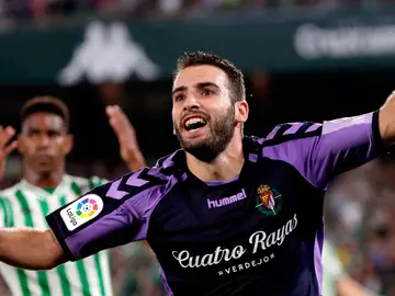 El centrocampista del Valladolid, Antonio Jesús Regal "Antoñito", celebra su gol anotado frente al Betis. El centrocampista del Valladolid, Antonio Jesús Regal "Antoñito", celebra su gol anotado frente al Betis.