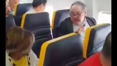 Incidente racista en un vuelo Incidente racista en un vuelo: un pasajero insulta a una mujer negra que se sentó a su lado y pide que la cambien de sitio