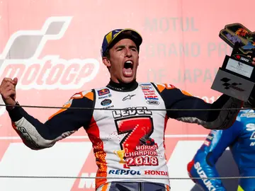Deportes Antena 3 (21-10-18) Marc Márquez: "Se me ha salido el hombro durante la celebración, pero los bailes no los perdonaremos" Deportes Antena 3 (21-10-18) Marc Márquez: "Se me ha salido el hombro durante la celebración, pero los bailes no los perdonaremos"