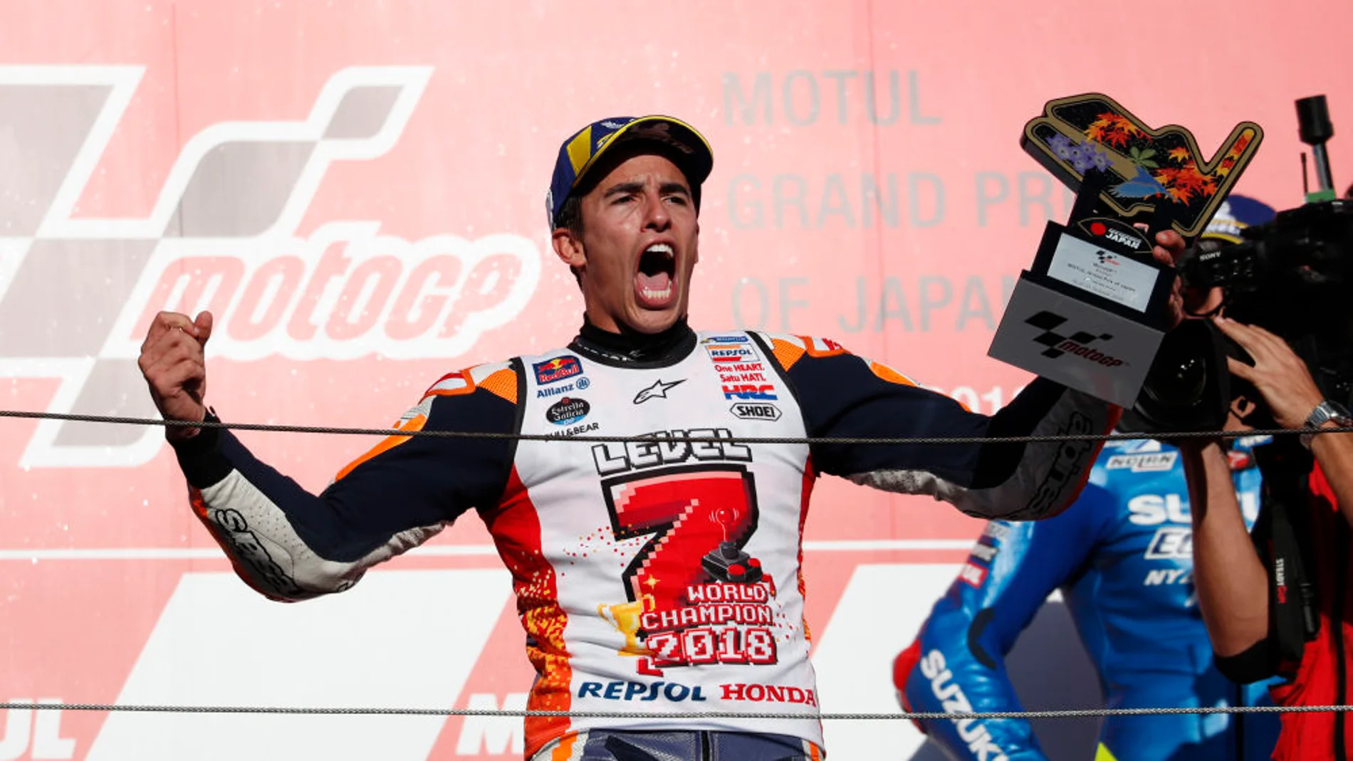 Deportes Antena 3 (21-10-18) Marc Márquez: "Se me ha salido el hombro durante la celebración, pero los bailes no los perdonaremos" Deportes Antena 3 (21-10-18) Marc Márquez: "Se me ha salido el hombro durante la celebración, pero los bailes no los perdonaremos"