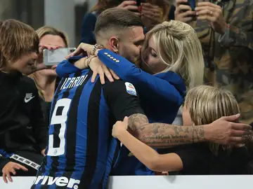 Icardi besa a su mujer tras marcar un gol Icardi besa a su mujer tras marcar un gol