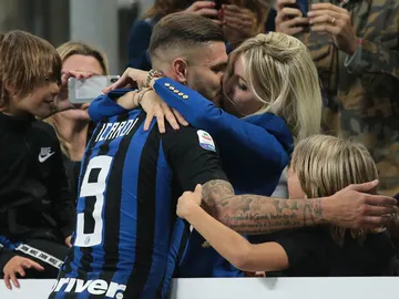 Icardi besa a su mujer tras marcar un gol Icardi besa a su mujer tras marcar un gol