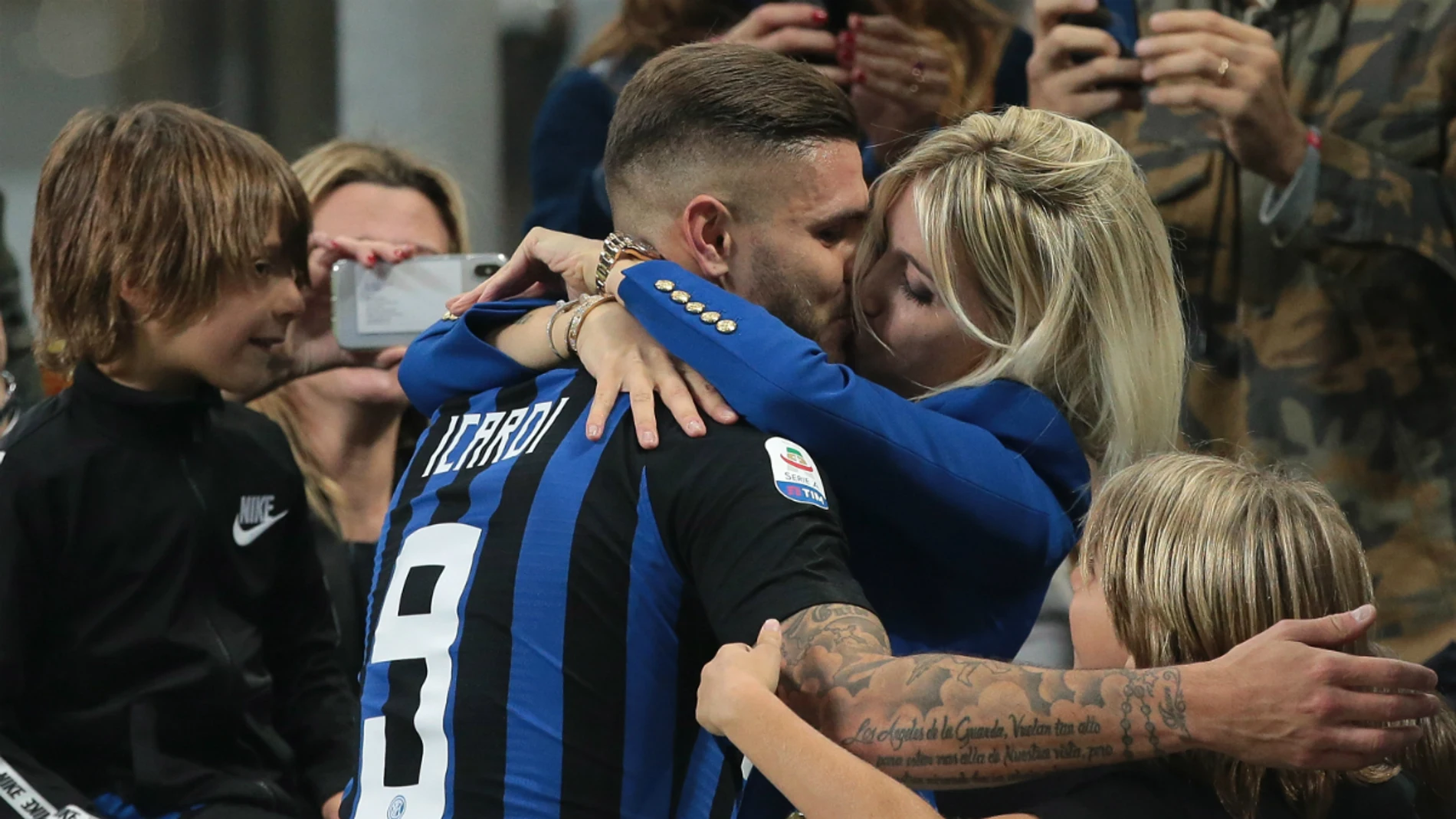 Icardi besa a su mujer tras marcar un gol Icardi besa a su mujer tras marcar un gol